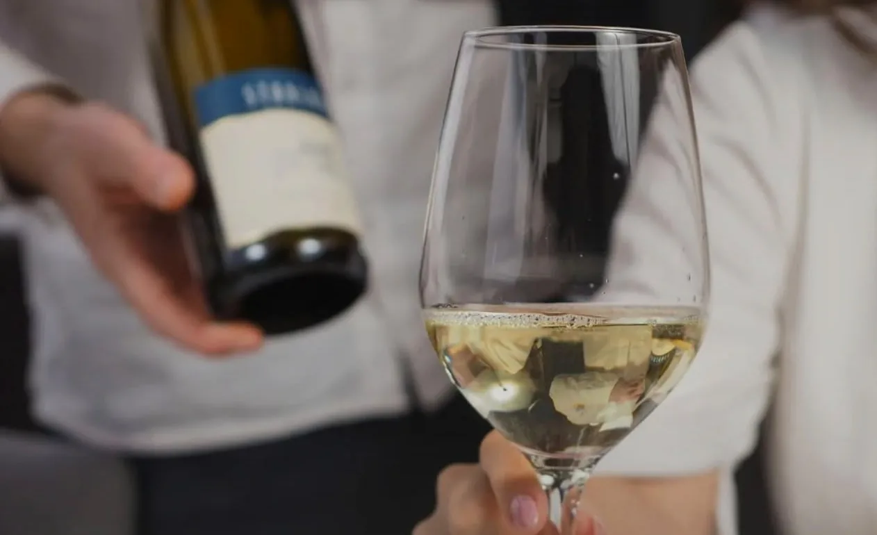 Vinho branco sendo servido em uma taça
